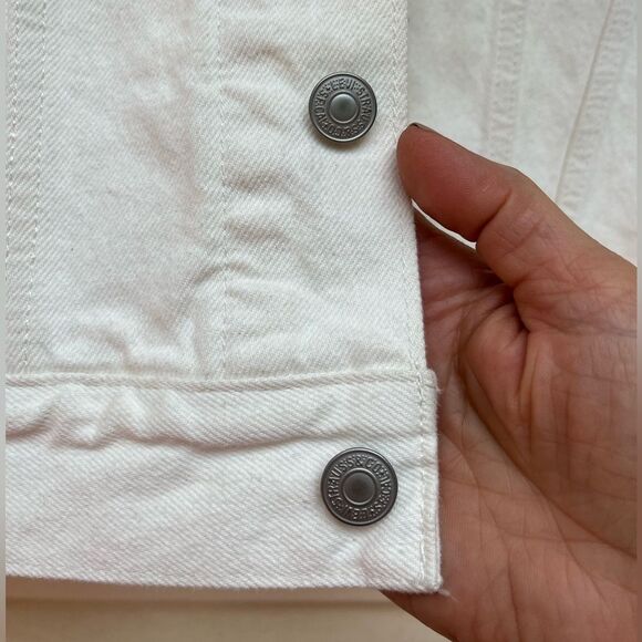Levi’s ivory jean jacket. Chest and side pockets, logo, Small - Picture 2 of 9